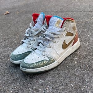 Nike Air Jordan 1 mid size 6.5y NC to Chi